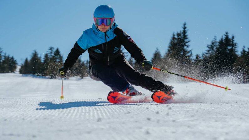 Jazda na nartach w Karpaczu – narciarz na przygotowanym stoku