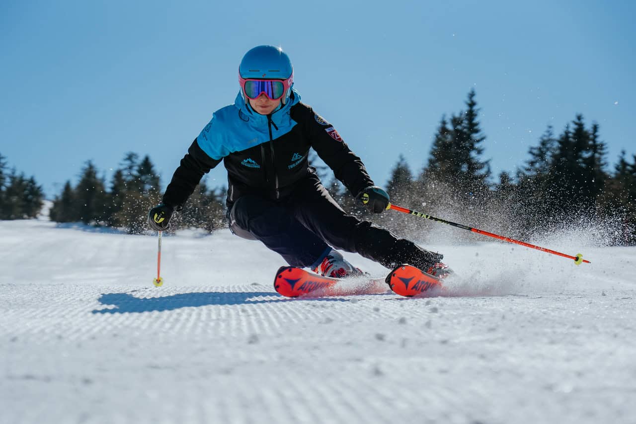 Jazda na nartach w Karpaczu – narciarz na przygotowanym stoku