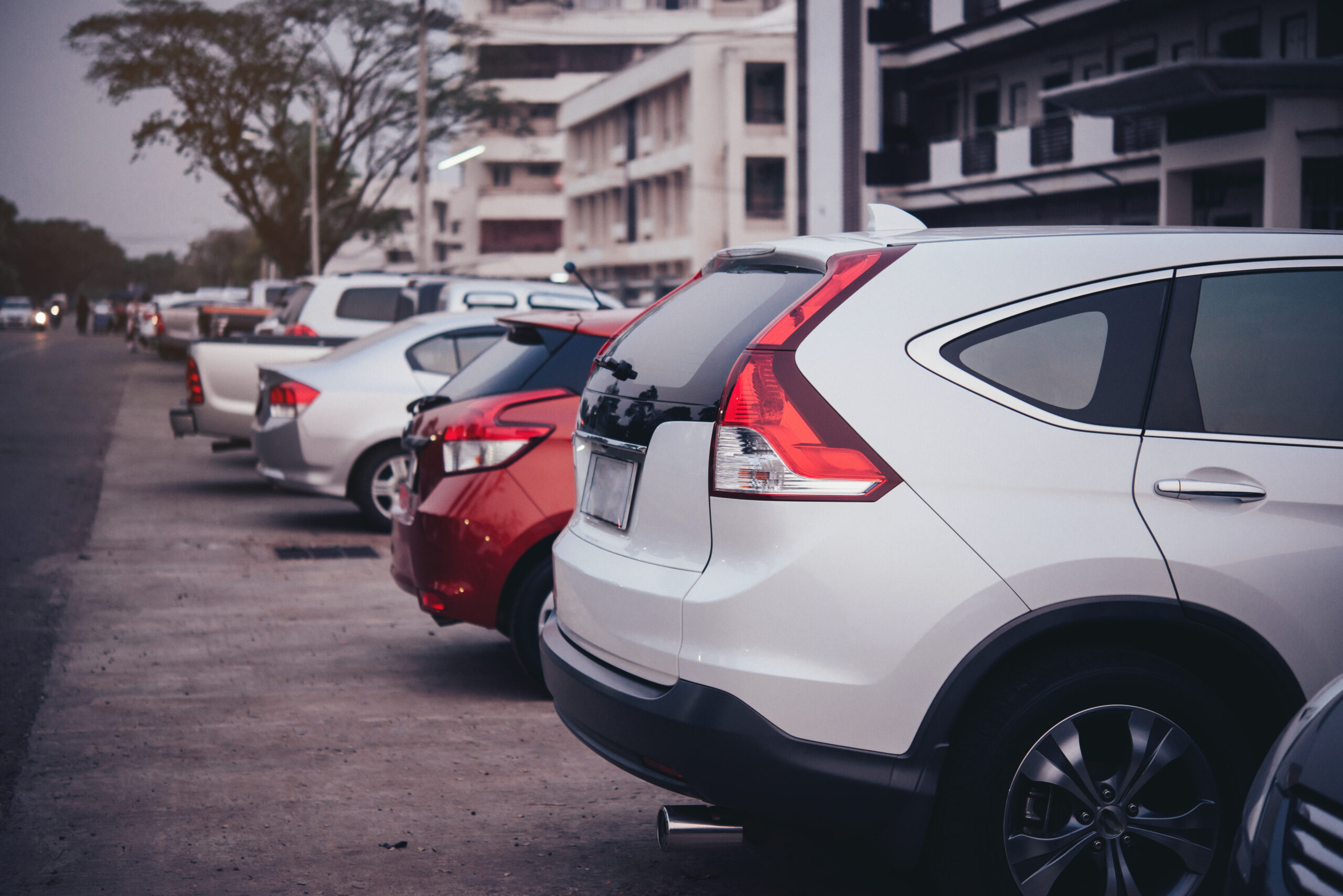 Parking Mielno – gdzie zaparkować w sezonie? Ceny i darmowe parkingi